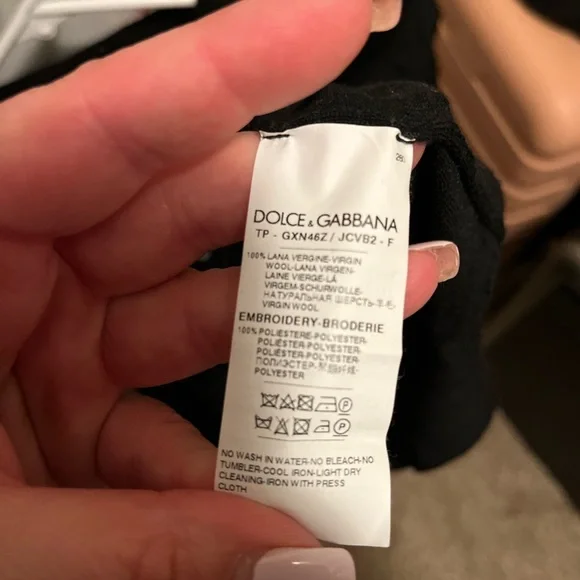 Men’s Dolce & Gabbana sweater, like new, no flaws. Fits like 2XL, light knit.